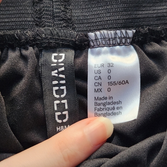 H&M Divided Sheer Black Skirt Elastic Waist Size 0 - Picture 4 of 5